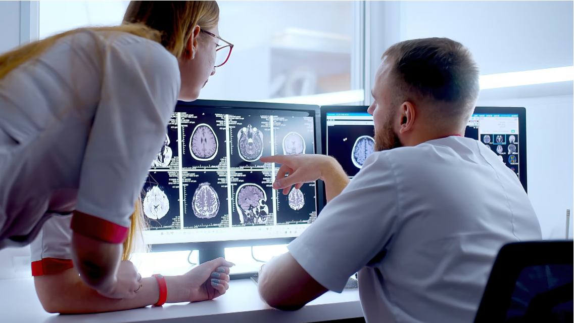 좌측 큰 컬럼 이미지